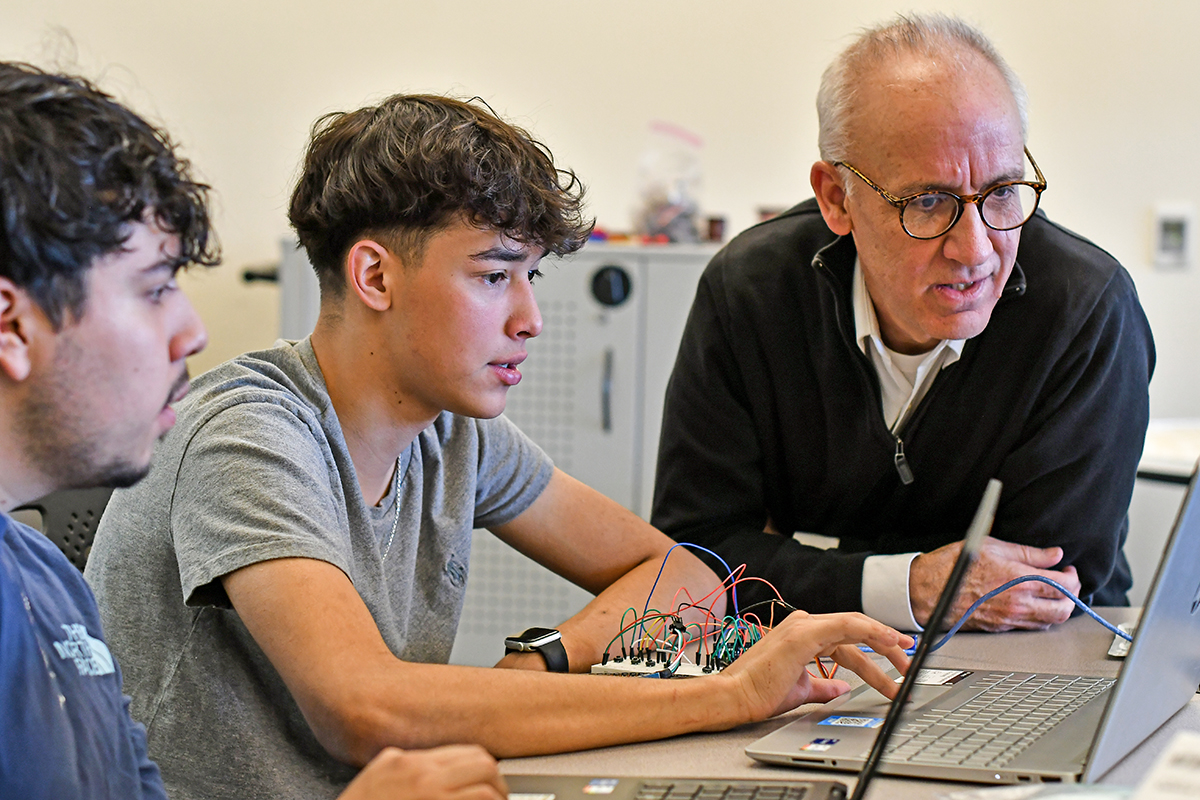 Dr. Steve Cox coaches engineering students on an assignment.